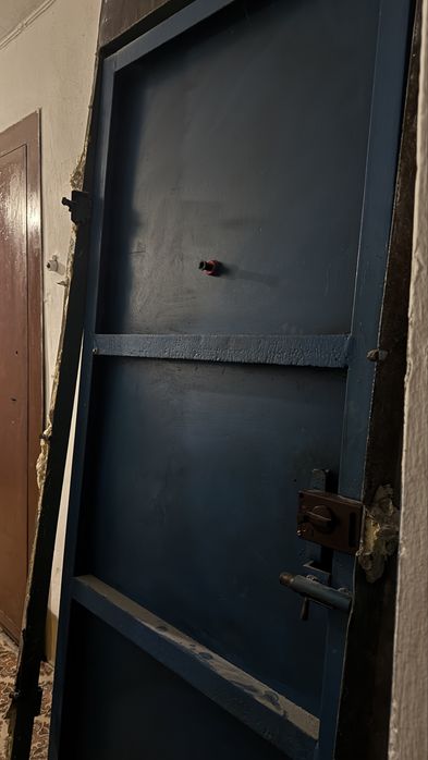 Продам железную дверь бу