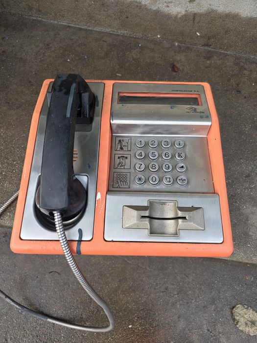Telefon public vechi pentru colectionari