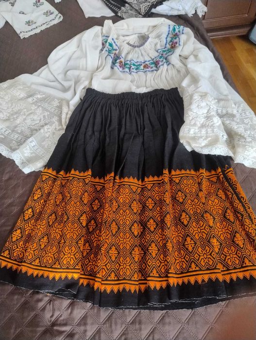 Costum traditional negru-portocaliu - Oltenia