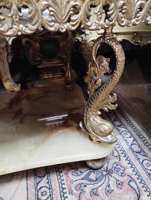 Холна маса на 2 нива с колелца - мрамор и бронз