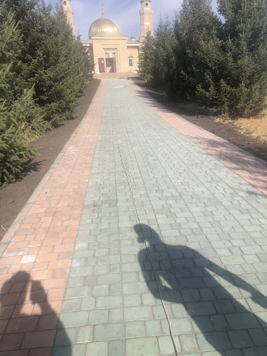 Асфальтирование , бардюр , объём. Газон.