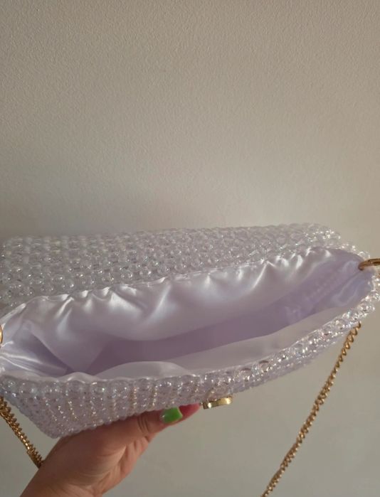 Geantă elegantă handmade cu mărgele albe