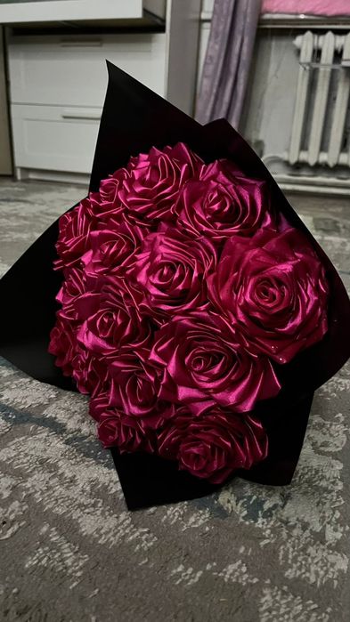 Нежные розы с атласной ленты