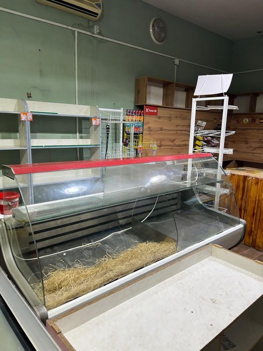 Холодильник витринный с 2-мя нижними камерами