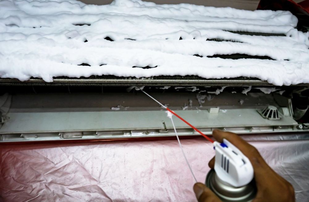 Кондиционер дует слабо или пахнет?