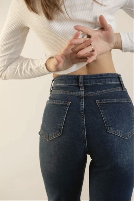 прямые джинсы.