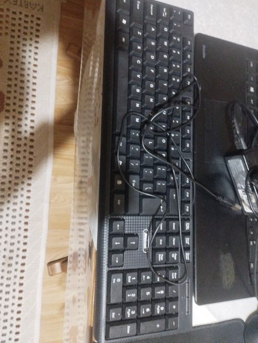 Laptop Toshiba e buna,  si are windos 10
