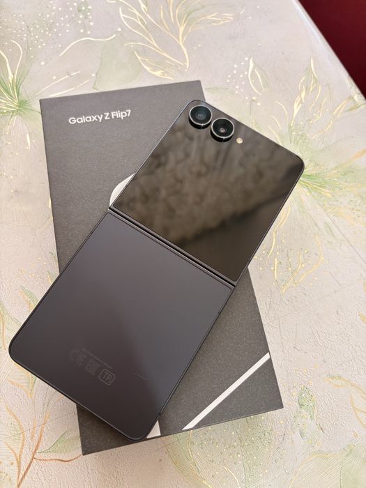 Samsung Galaxy Z Flip7 5G 12 ГБ/256 ГБ черный