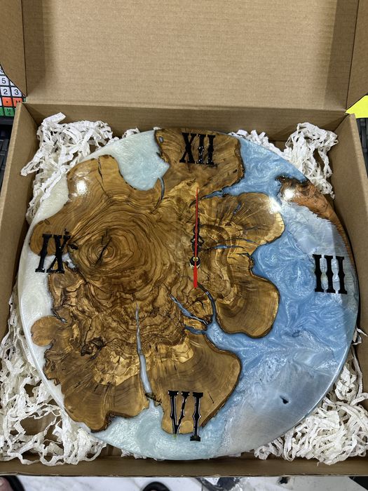 Часовник със епоксидна смола с дърво от маслина