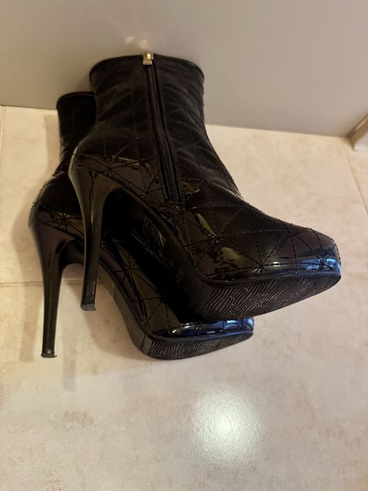 Черни лачени боти, 35-ти номер