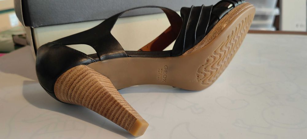 сандали на висок ток GEOX