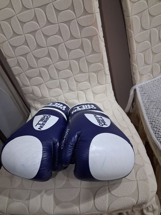 Продам боксерски перчатки 10 размер для юноши