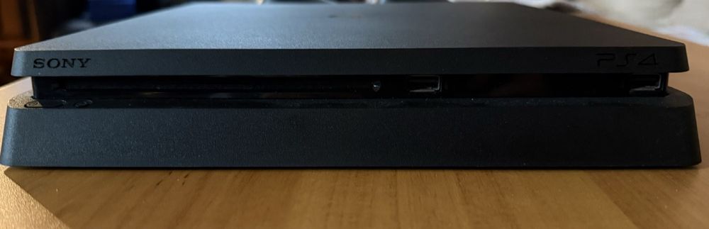 Продавам Ps4 slim 500gb