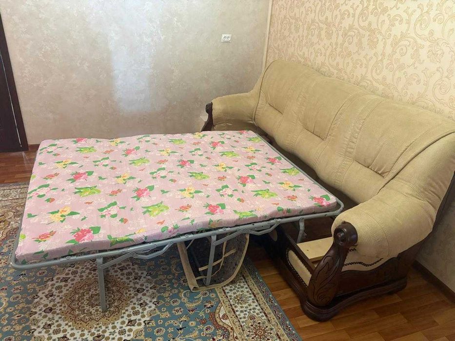 Светло-бежевый диван - кровать