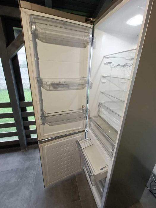 Combina frigorifica Beko Nofrost gri inox toate accesoriile incluse