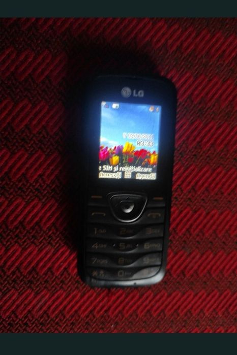 Telefon cu tastatură cu cameră foto video, foarte bine întreținut, arată foarte bine.