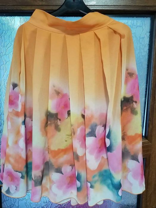 Fustă de vară fond galben-portocaliu cu imprimeu floral marimea S-M