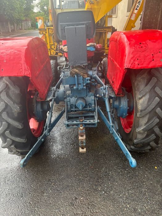 Tractor universal 445