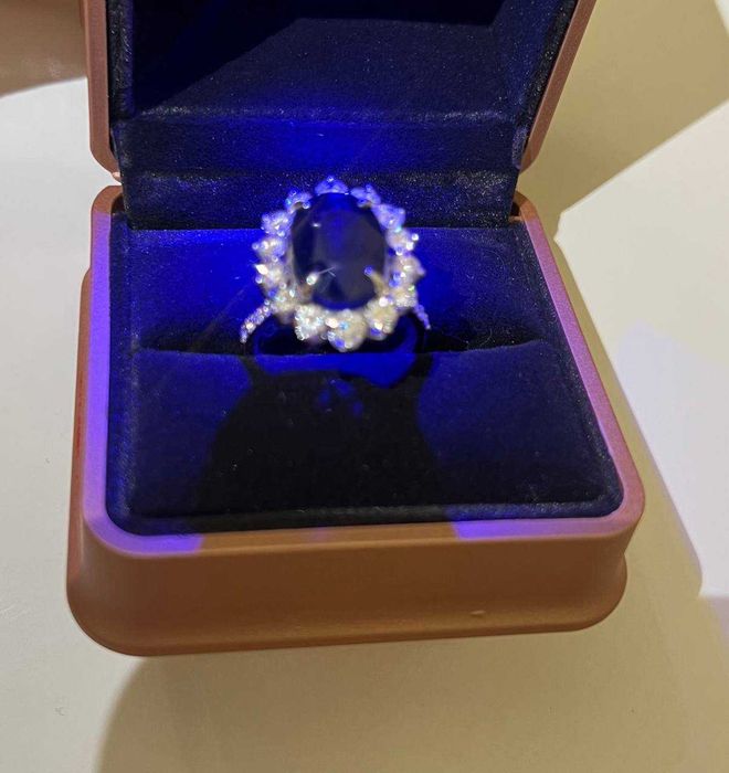 Золотое кольцо с сапфиром