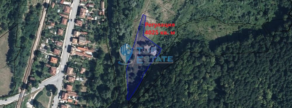 Голям парцел в регулация до река в град Трявна