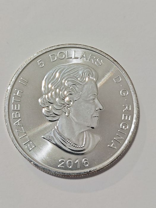 Сребърни монети и сребърен юбилен герб Елизабет 2