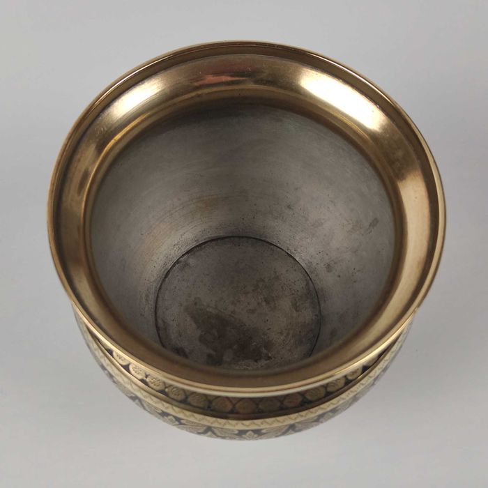 Красив съд с позлата