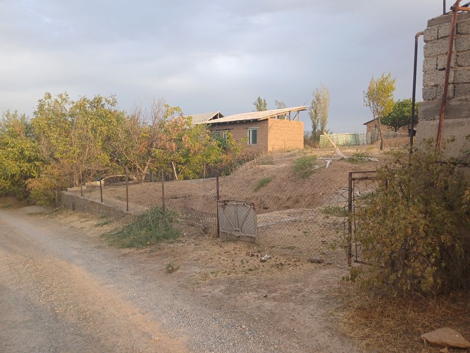 Yer sotiladi 6 sotih dacha uchun.