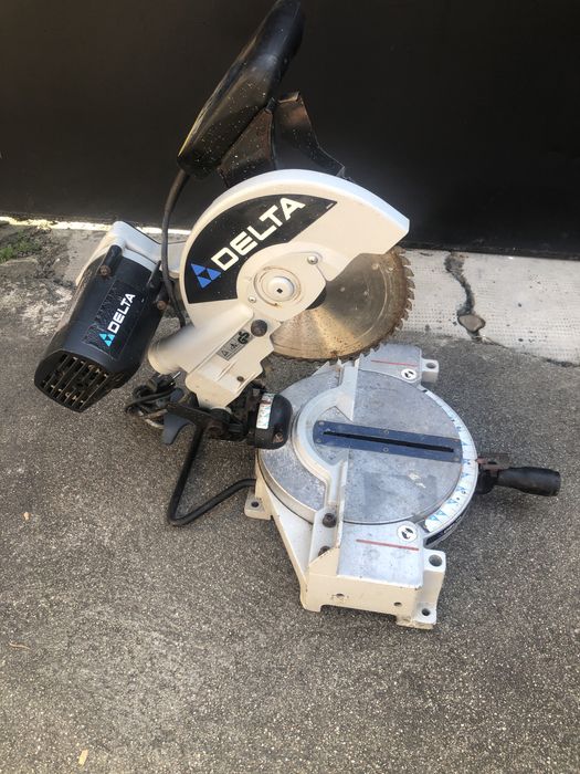 Fierăstrău unghiular