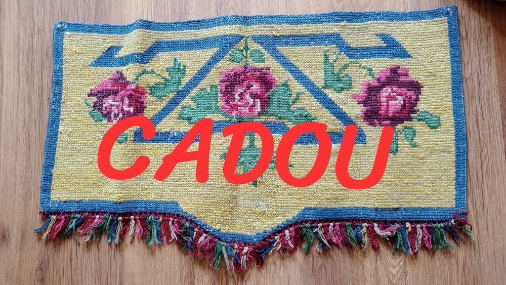 Covoare perete lucrate manual.