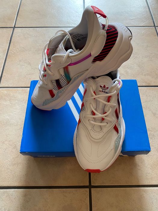 Продавам страхотни дамски маратонки Adidas Ozweego