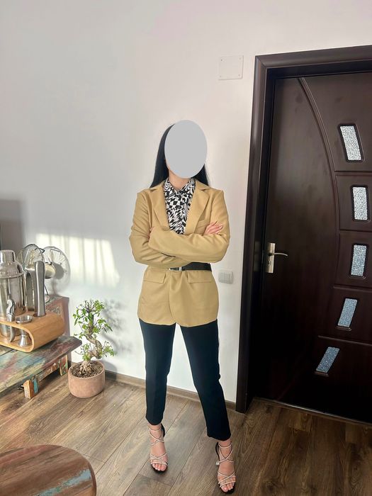 Vând sacouri diferite mărimi