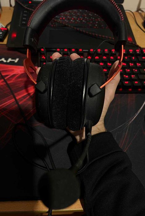 продаю наушник HYPERX CLOUD II