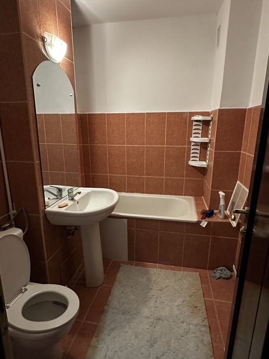 Inchiriez Apartament 3c + living