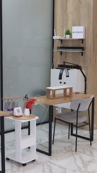 Сдаю маникюрное место с педикюрным креслом в салоне премиум класса