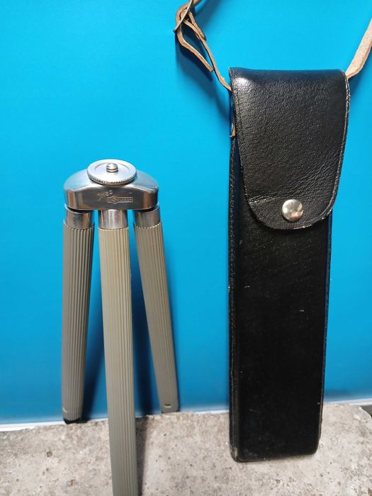 Стар статив,тринога за фотоапарат.