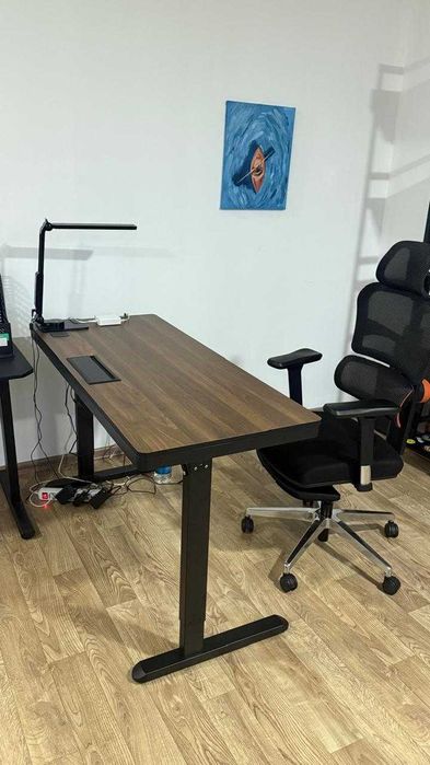 Регулируемый рабочий стол