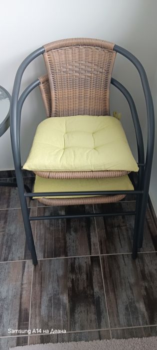 Маса с два стола на Юск