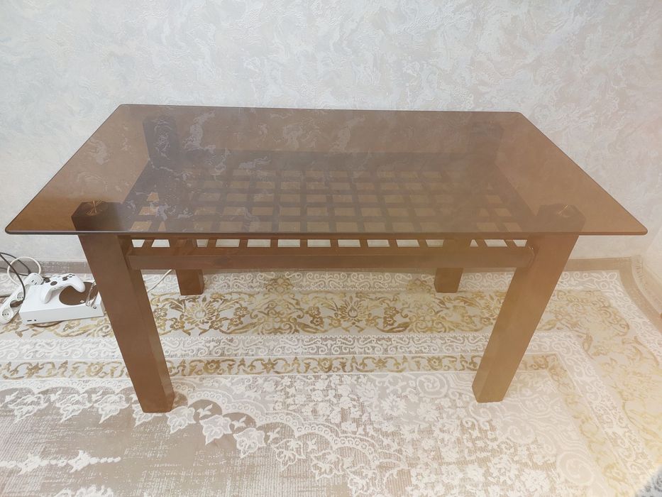 Продаю стеклянный стол