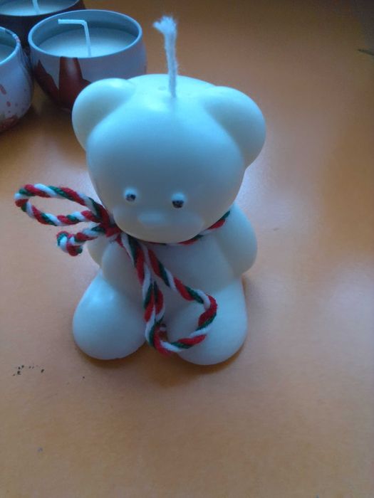 Ръчно изработени свещи от соев восък,ароматизирани с кокосово масло .