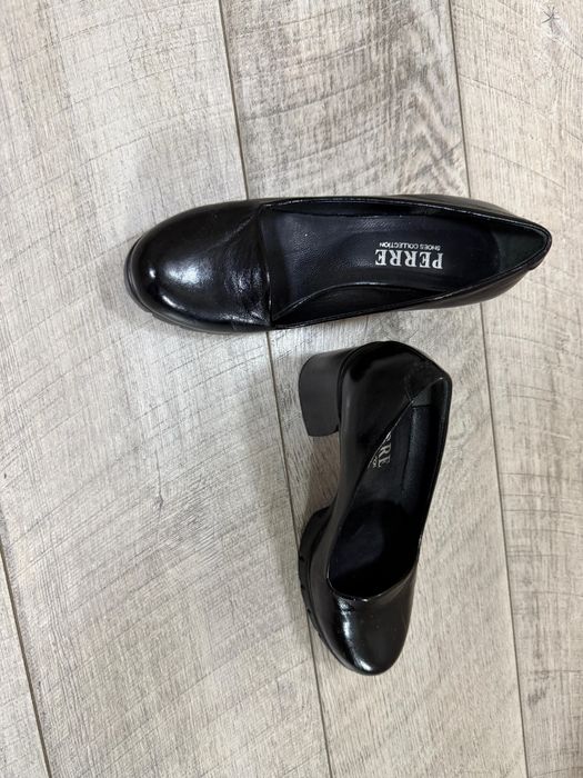 Двое пар туфлей.