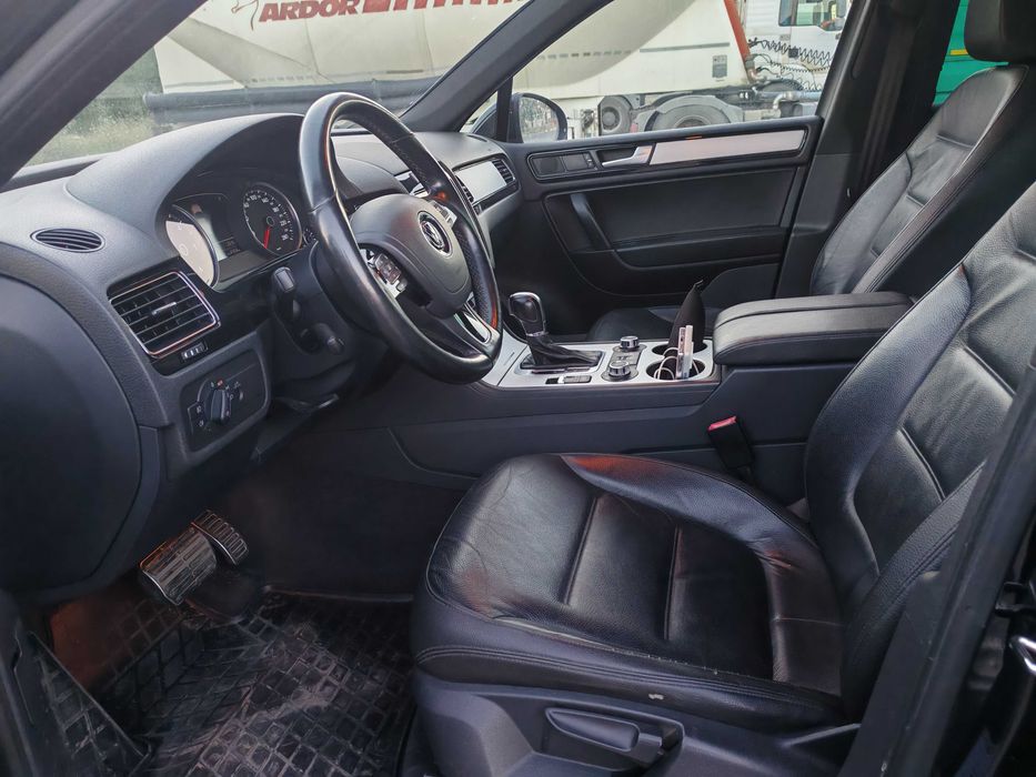 VW Touareg 2013 cu suspensie pneumatică
