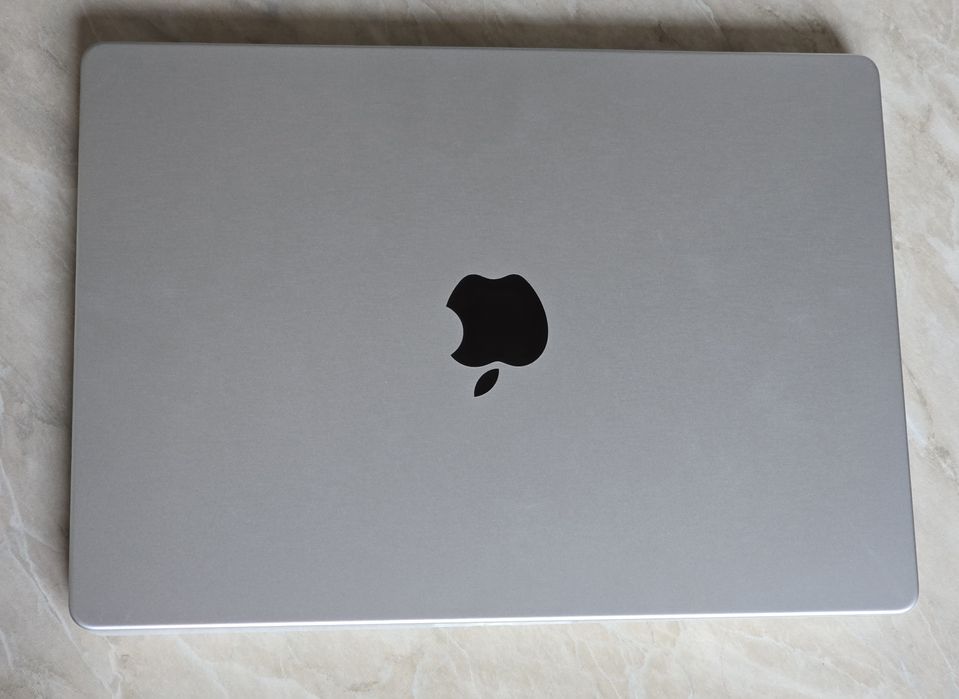 MacBook Pro 14 M5 1TB новый