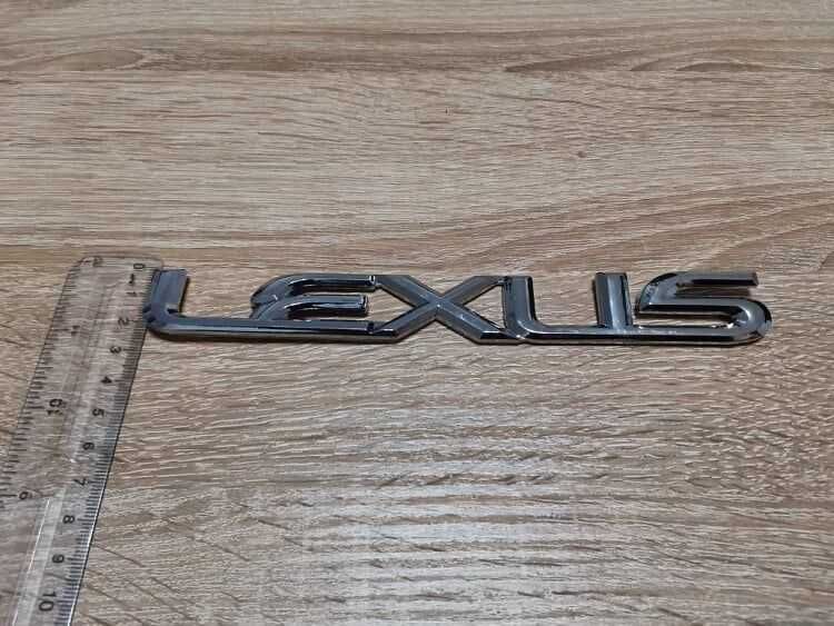 сребрист надпис Lexus