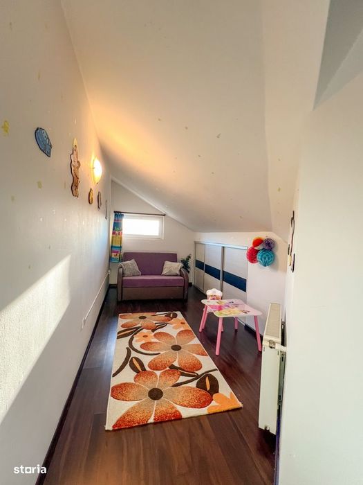 Apartament pe 2 nivele, 4 camere, parcare, str Sesul de sus