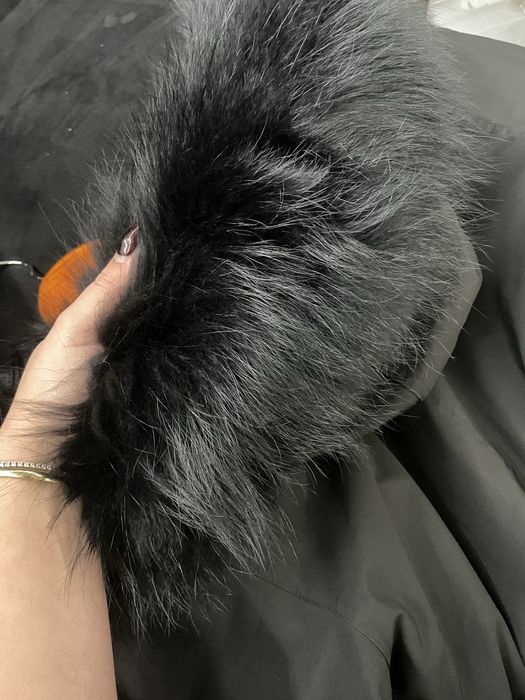 Черна парка с лисица