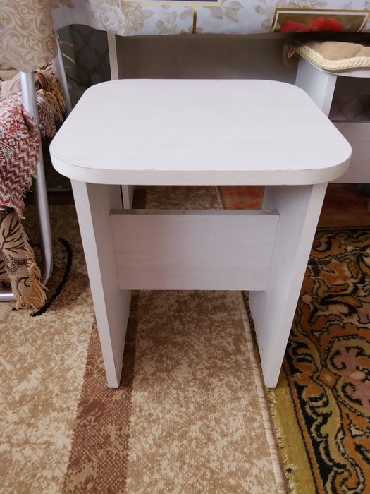 Продам кухонный стол и 4 стула