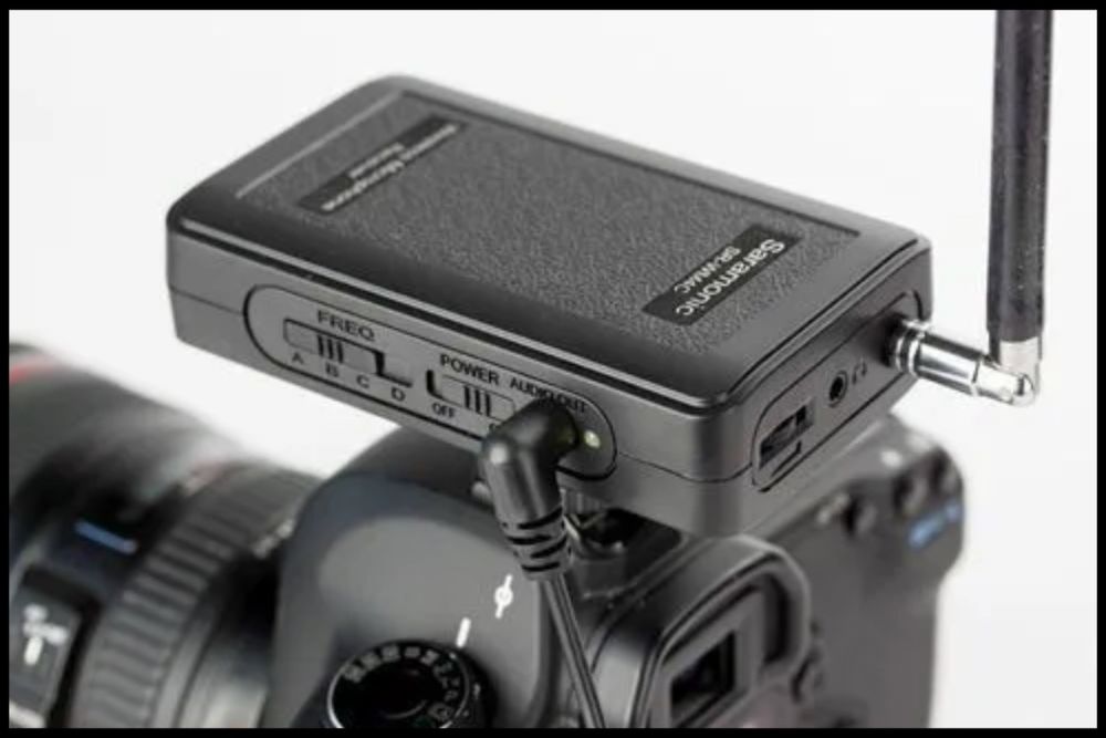 Проф. Безжичен микрофон. Saramonic. Брошка. Микрофон за камера.