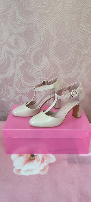 Женские туфли молочного цвета