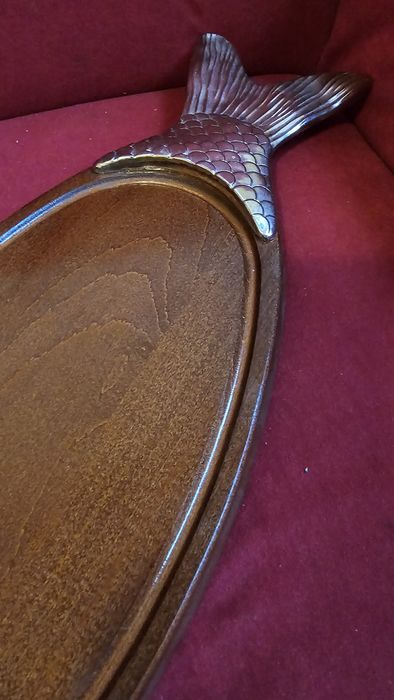 Platou pentru servit pește din lemn si metal argintat.