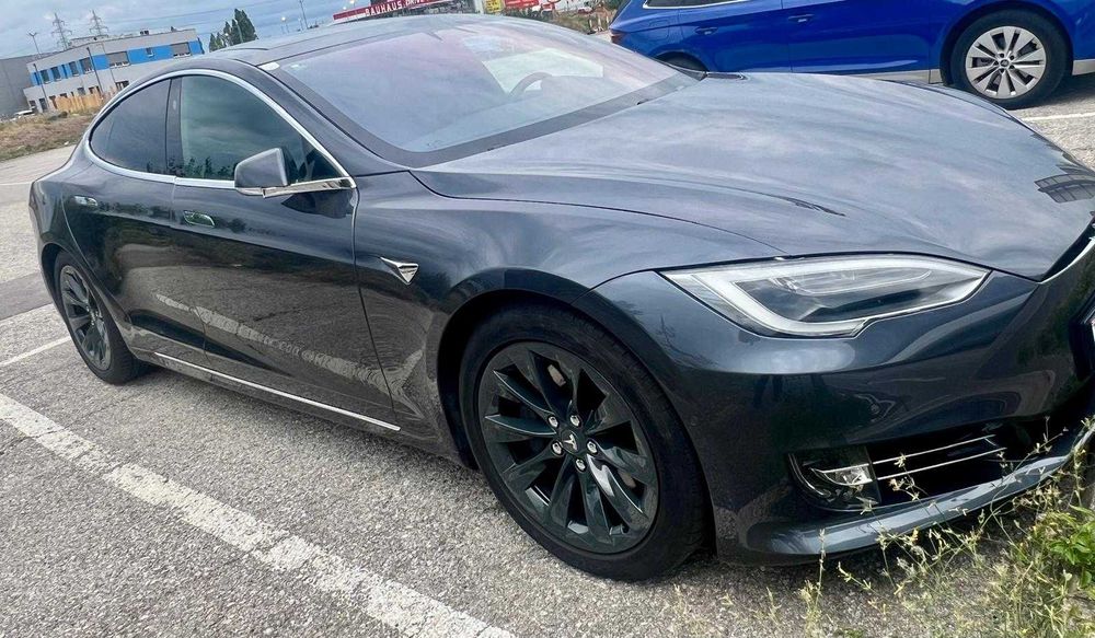 Tesla Model S 75D Limousine